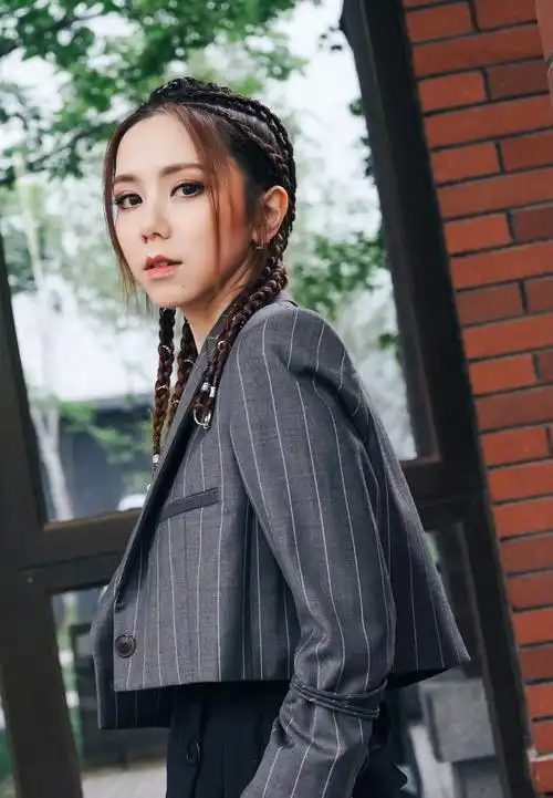 本名邓诗颖,1991年8月16日出生于上海市,中国香港流行乐女歌手,代曲