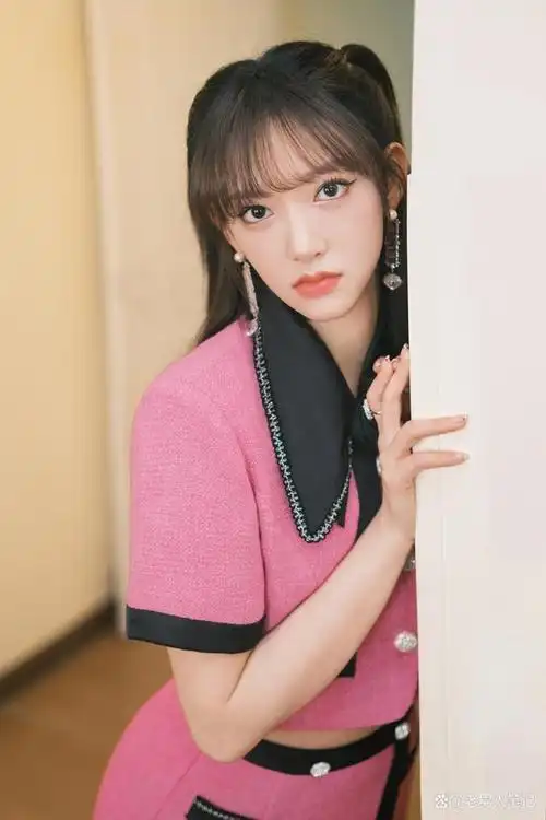 程潇小香风穿搭上线,高扎马尾粉色西装,又温柔又甜美