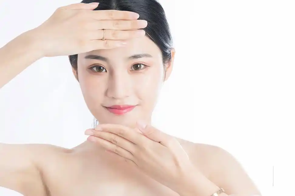 美容护肤spa图片美容师给美女护肤按摩脸部图片医美广告眉毛纹绣一个