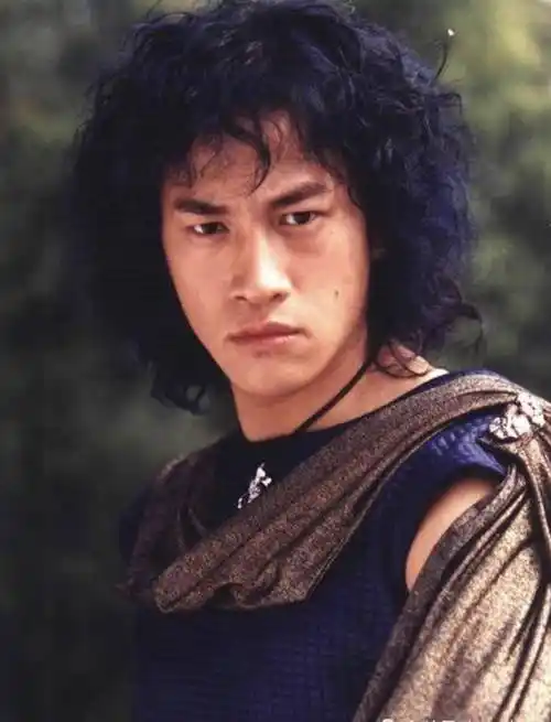 何润东在横店拍戏,身材健壮光头造型惹眼,45岁像个小伙子一样_古装戏