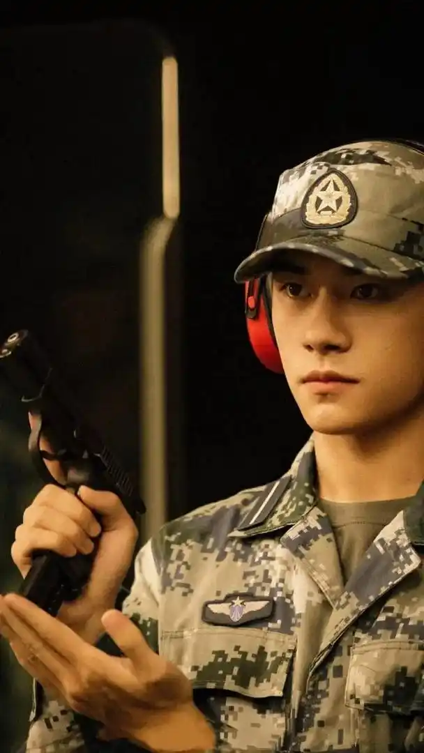 是谁呀?原来是我担#易烊千玺连续四年给空军招飞宣传 #易烊 - 抖音