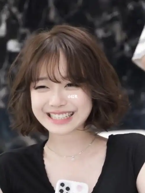 短发发型整体蓬松饱满很修饰脸型高级感