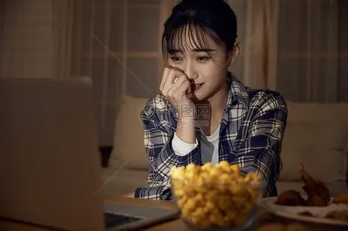 年轻美女在家熬夜看剧哭泣