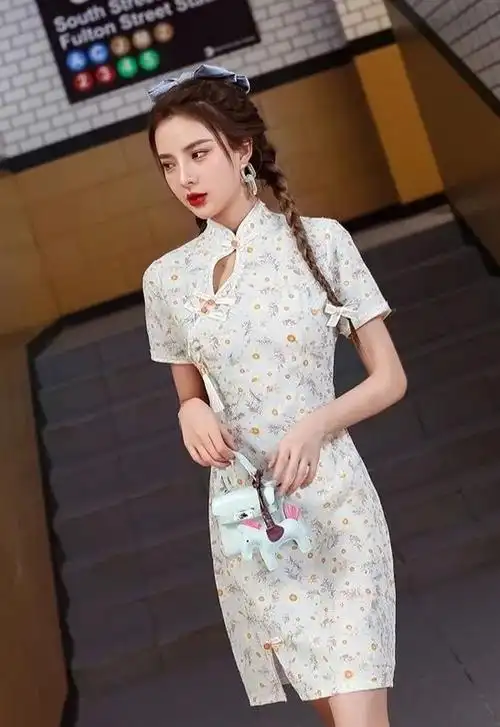 穿旗袍的麻花辫小姐姐