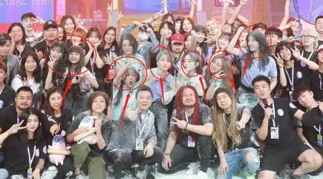 《非日常派对》已经杀青,集体拍合照刘雨昕比耶,许佳琪卖萌,虞书欣好