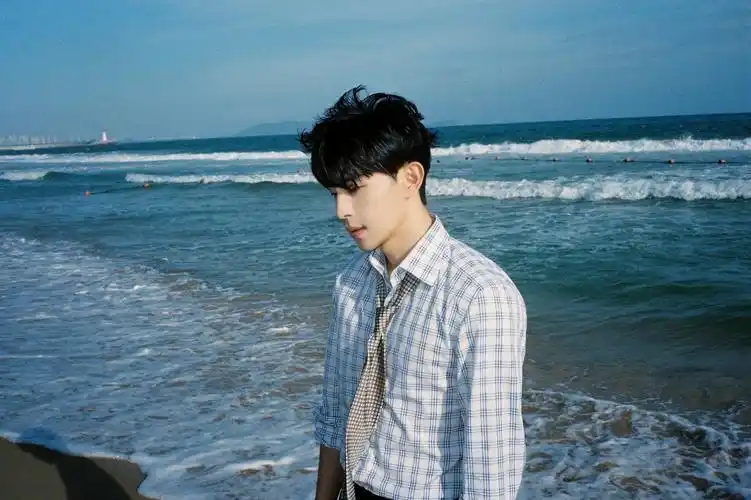 邓伦海岸胶片大片 格子衬衫的帅气伦……__财经头条