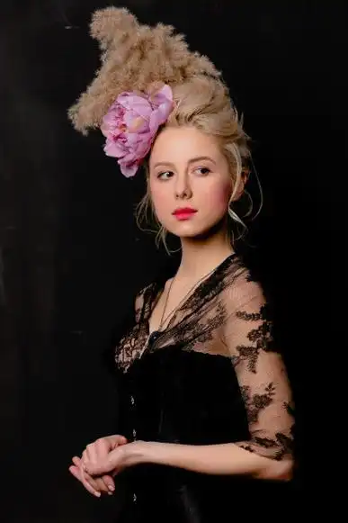 美丽的金发女伯爵与复古发型和束身衣图片下载