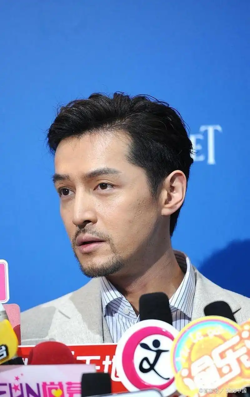 胡歌说第一次抱女儿像抱豆腐# 胡歌的这个胡子,是真的吗?