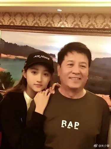 关晓彤父女开心玩自拍嘟嘴亲亲温馨互动很有爱