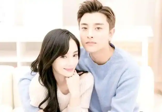 然而,婚后第二天,贾乃亮并没有跟妻子度蜜月,而是赶到剧场拍戏,这让刚