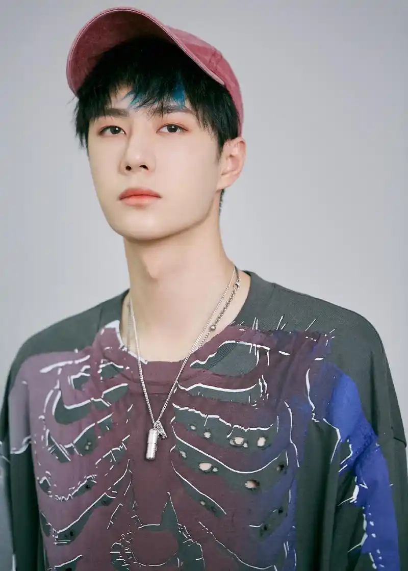 王一博骷髅卫衣首秀,造型很酷,尤其是头发上的一撮蓝毛亮了