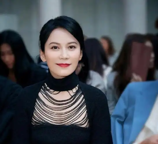 著名演员俞飞鸿26岁时,在美国街头过斑马线,险些被一辆飞驰而来的私家