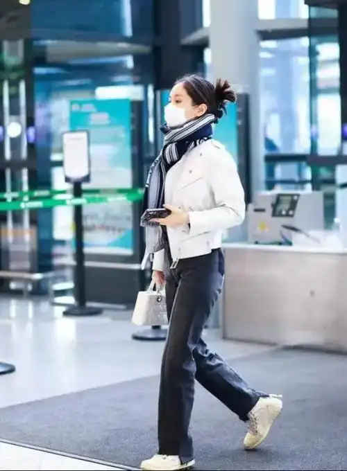 王子文气质绝了!穿"奶奶西装"配"大妈丝巾",看似老土却意外高级