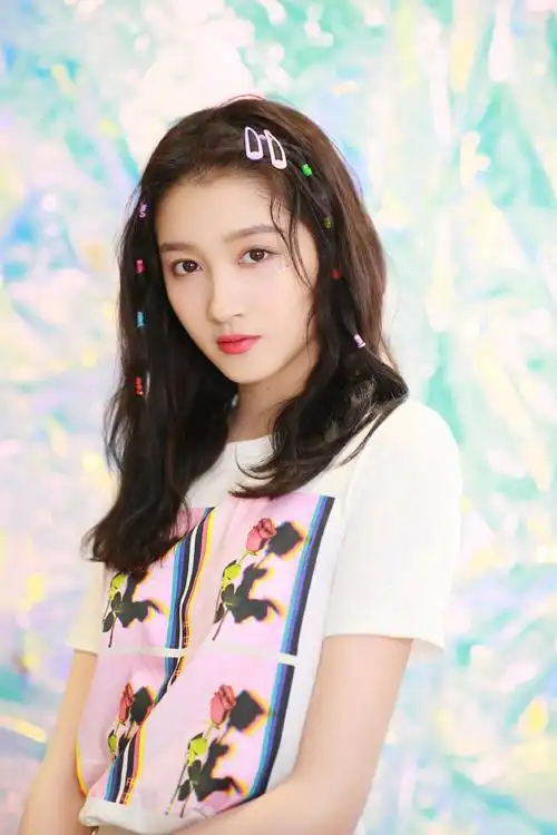 关晓彤甜美活动写真图片