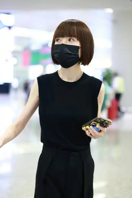 鲁豫黑色look气场瞩目 齐刘海波波头利落精致