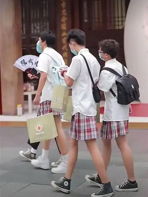 一群男生穿"jk裙"走大街,路人觉得很奇怪,圈内人却觉得很酷|裙子|洋装
