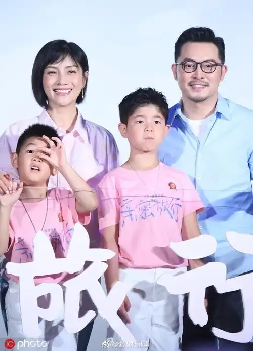 幸福的模样!沙溢一家四口齐聚 安吉与小鱼儿现场搂抱哥俩好