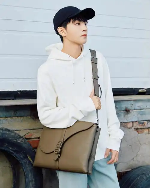 王俊凯出发巴黎##王俊凯白色卫衣机场穿搭
