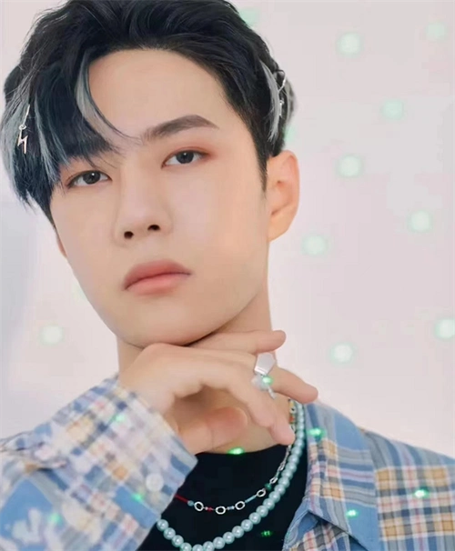 王一博染发发型参考 蓝色绿色银色挑染帅炸_明星发型 - 美发站