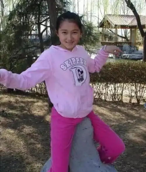 5位明星童年照曝光,杨幂杨紫好可爱,关晓彤从小就很皮_小时候