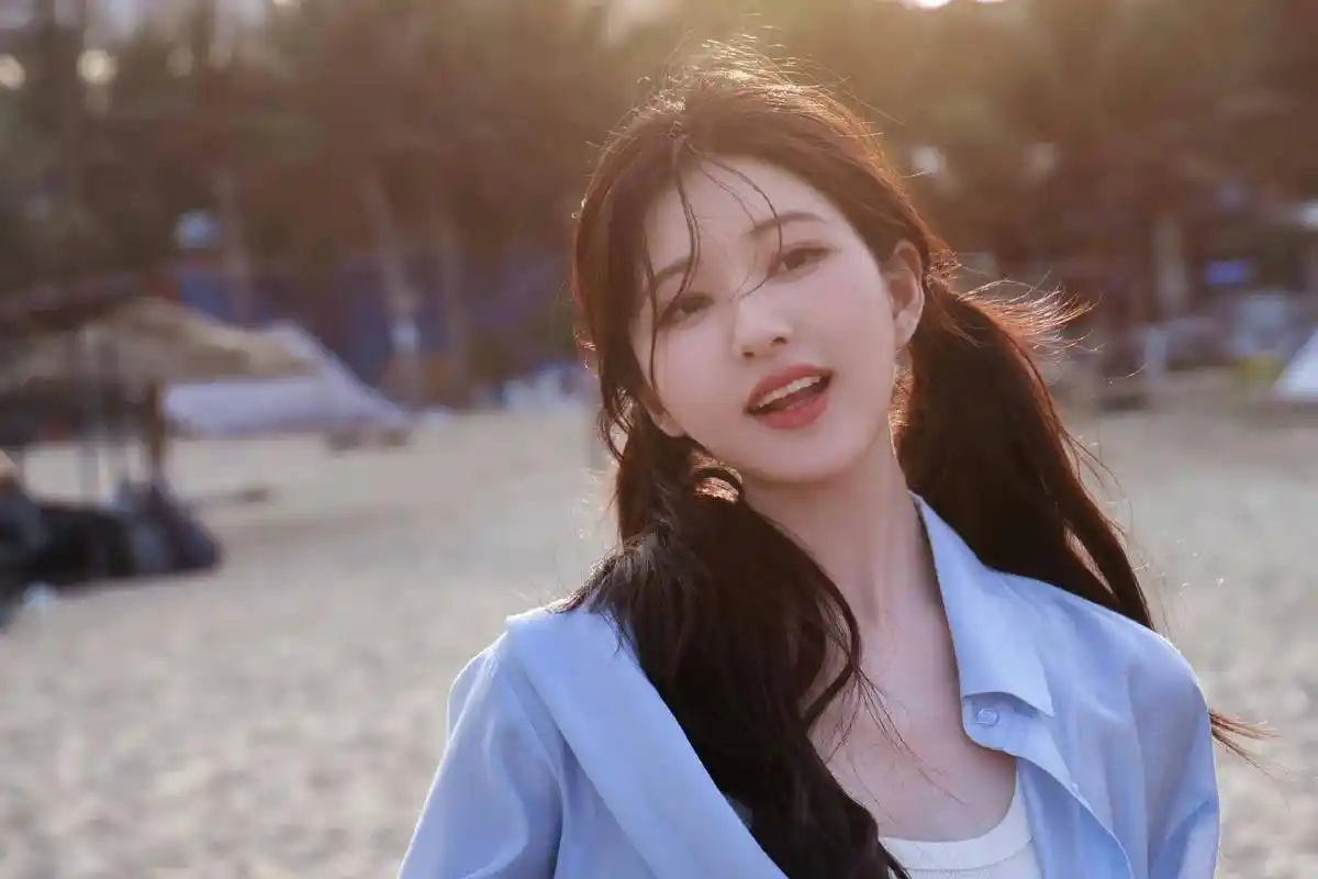 当红小花旦赵露思写真:清新明丽,俏皮可爱