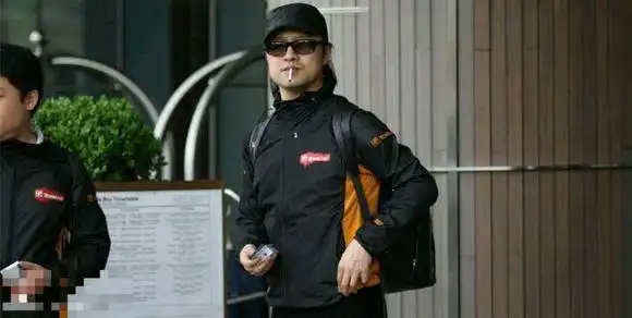 盘点在生活和剧照中抽烟帅气的明星,最后一位抽烟姿势藐视一切