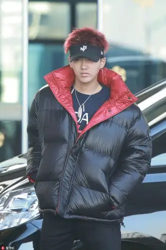 吴亦凡红色乱发不羁抢镜 挥手致意派头十足