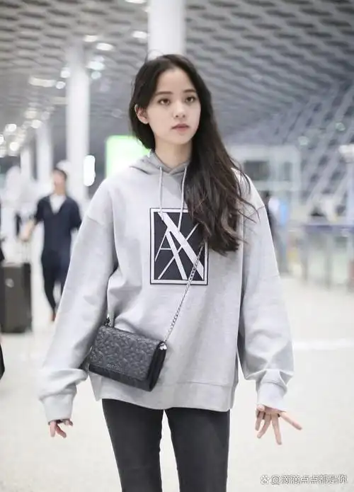 而当我们谈论到酷girl的时候,欧阳娜娜就是一个不能忽视的名字.