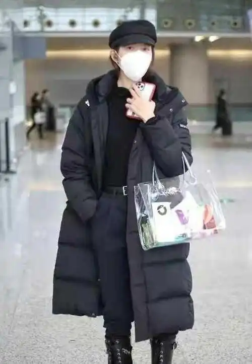 蔡少芬气质太好了一身印花造型配红色长靴穿出满满高级感