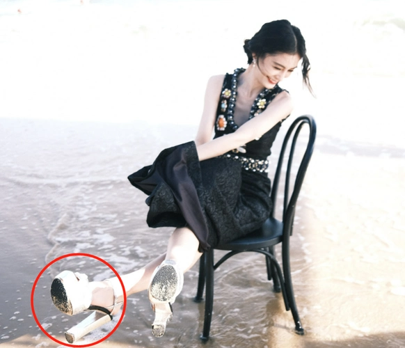 angelababy脚踩恨天高走秀露背长裙似仙女小心翼翼防止意外