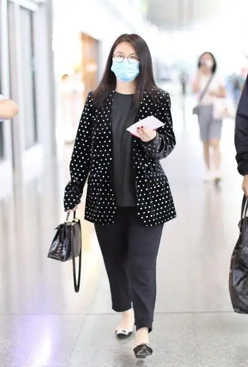 李湘素颜走机场幸好底子好很优雅