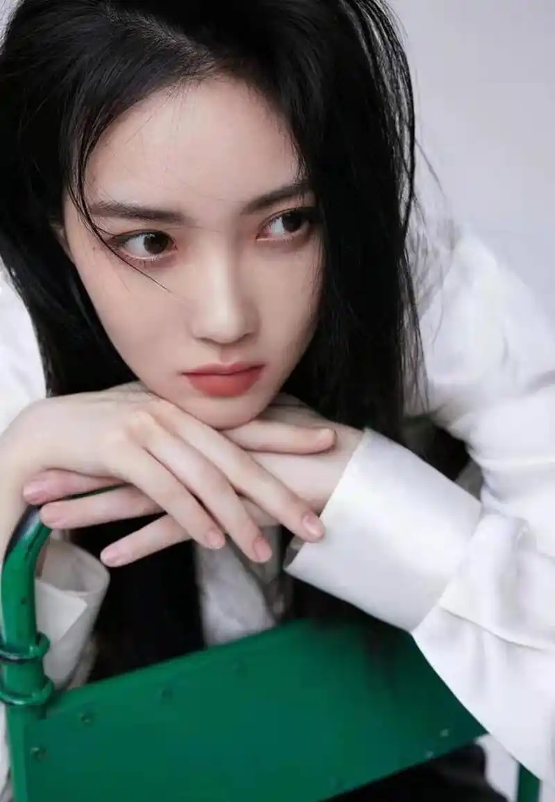 赵嘉敏写真照释出 穿白色真丝衬衫齐肩长发飘逸动人