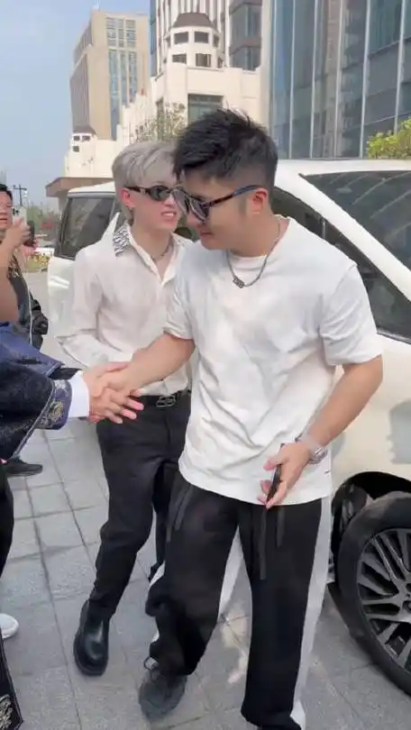 小伊伊,牌牌琦,白小白,张开凤今晚一起团队直播,非常的期待!