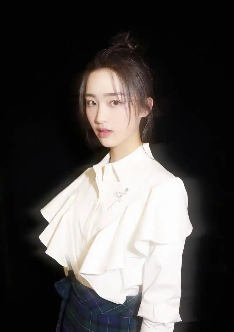 95后的天下了,但是,可能有些夸张的就可以说现在的娱乐圈已经是00后的