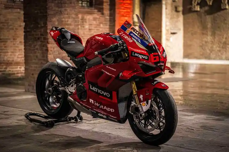 庆祝双冠荣耀,两款赛事特别款杜卡迪 panigale v4 车型亮相_凤凰网