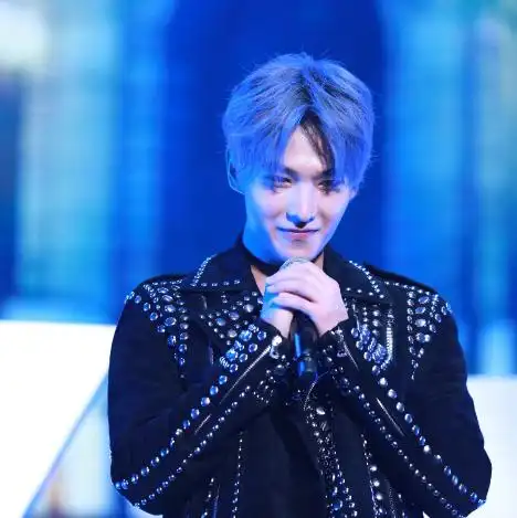 杨洋新发色 精灵系灰蓝色帅到逆天