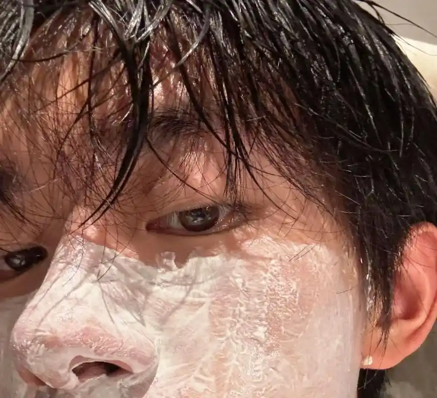 好像真的触摸到你了#易烊千玺#爱人的眼睛是第八大洋 - 抖音