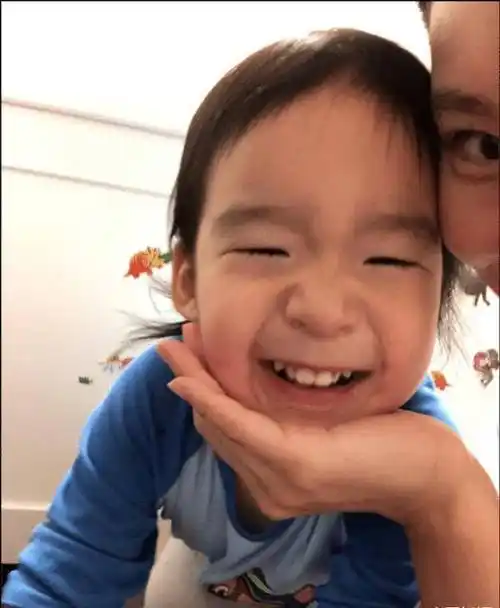 谢楠曾经特别抗拒二胎,但此刻的她,非常开心生了两个宝贝.