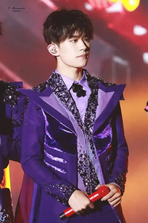 易烊千玺tfboys五周年演唱会高清帅气