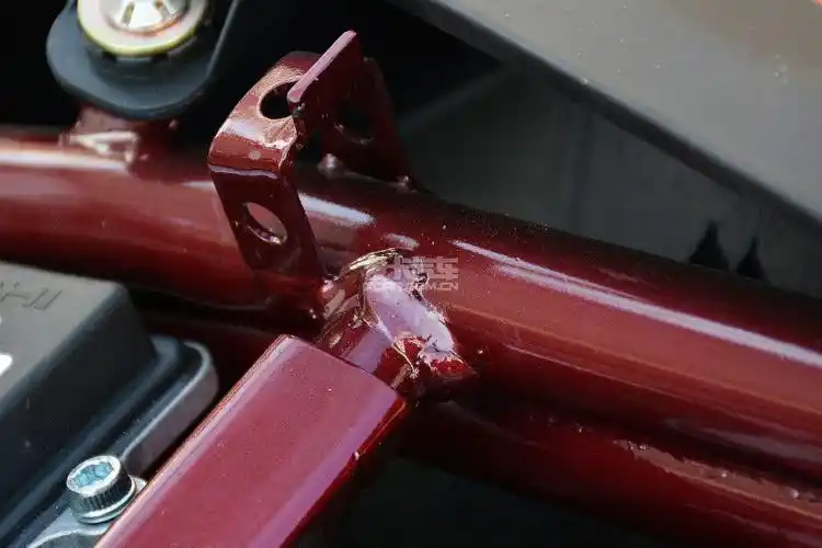 bn302的车架焊接工艺确实比旗下的其他车型略好一些,但车座下方的细节