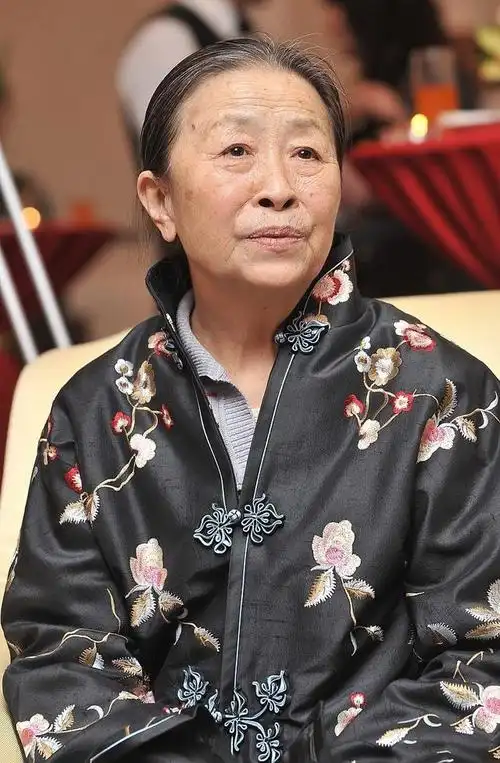 张少华真有亲和力穿黑色刺绣中国风外套低调却很有韵味