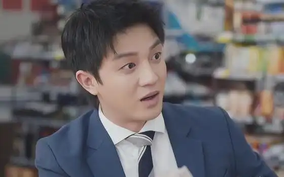 一个刚成年的弟弟竟然和一个深陷小三小四风波的已婚女人配对在一起