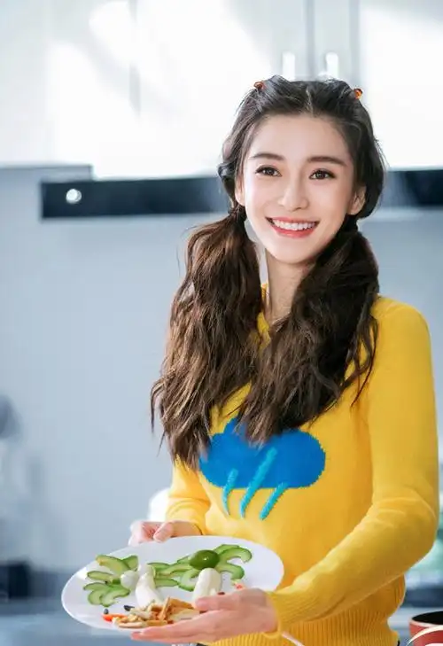 吴谨言的低马尾很蓬松,加上空气刘海十分俏皮.