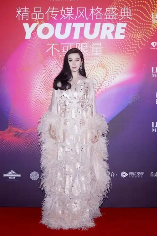 范冰冰为复出也是拼了紧身裙秀黄金腰臀比身材堪比超模