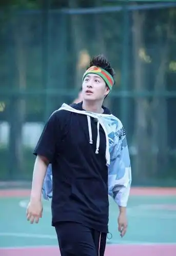 潘玮柏身穿格纹连帽衫手拿篮球现身 这真的就是初恋学长的模样了