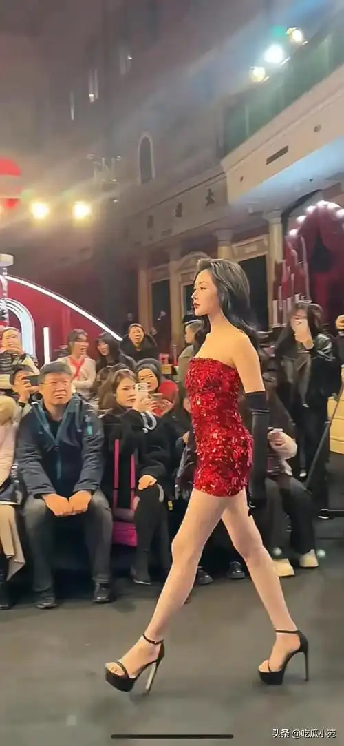 张天爱走秀生图身高略显娇小但气场好强又白又美