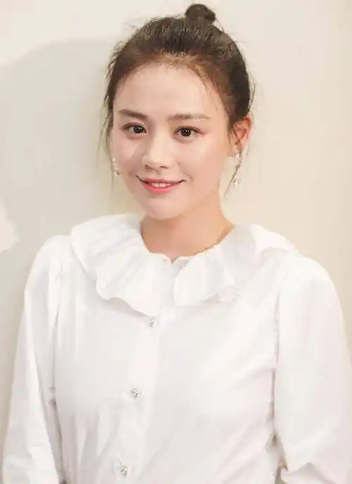 35岁马思纯现身上海坐地铁!