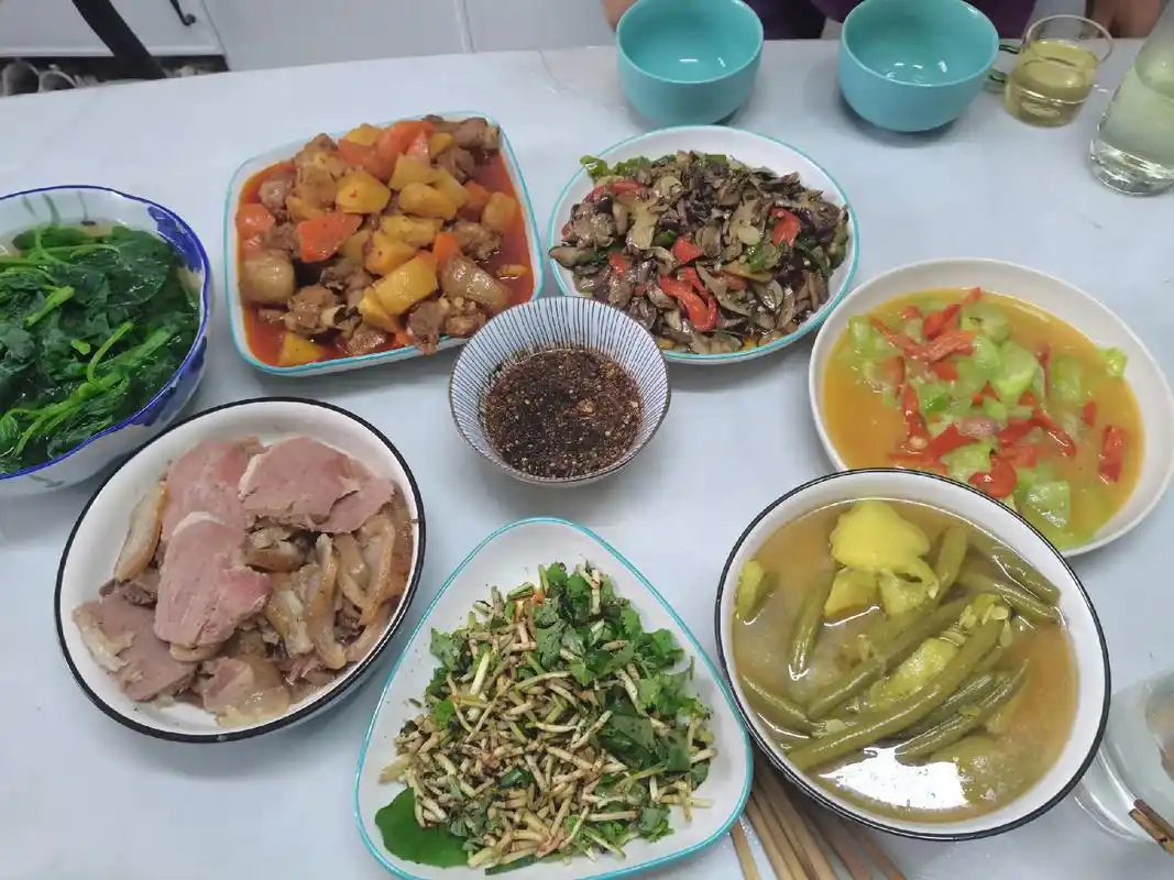 在朋友家吃饭,饭毕朋友的老公,唯一在场的男人