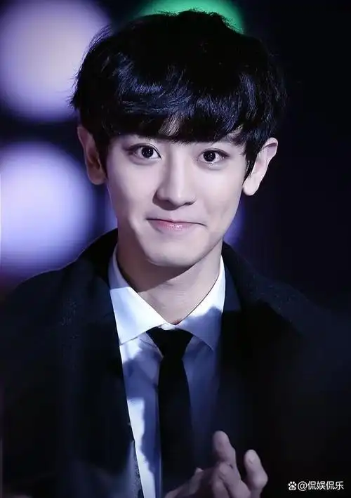 退伍后exo成员朴灿烈首次直播,网友:怎么服完兵役脸反而更嫩了