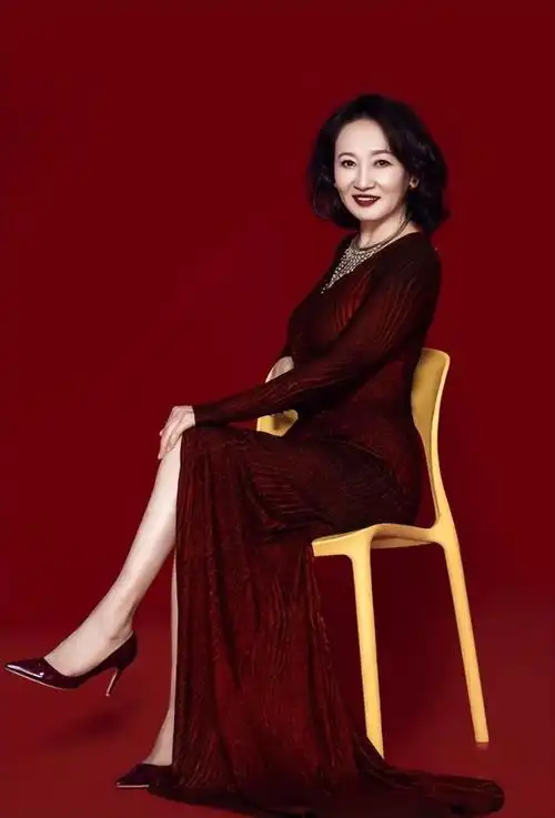 腾格尔前妻越活越漂亮!穿亮片裙身姿窈窕,60岁美得优雅又精致